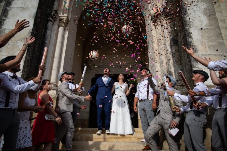 Sortie d'église sous les confettis pour célébrer le mariage d'Emeline & Rémy