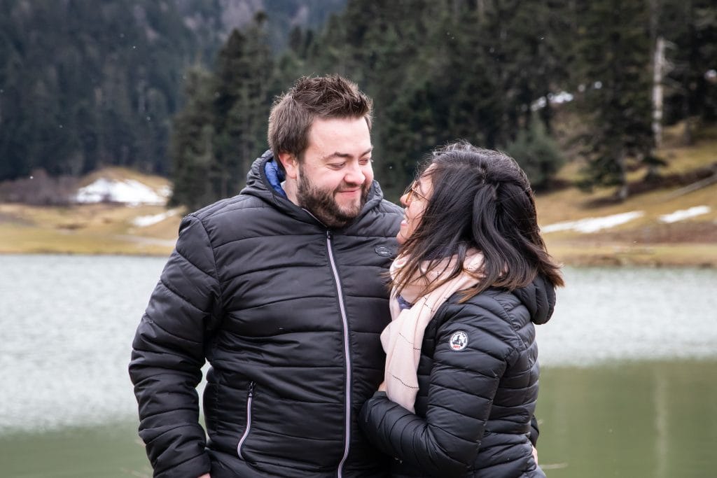 Au lac de Payolle dans les Hautes Pyrénées, le couple échange un regard complice immortalisé par une photographe de mariage landes
