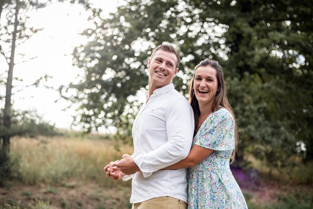 Séance engagement dans les Landes, durant laquelle les futurs mariés s'enlacent en riant