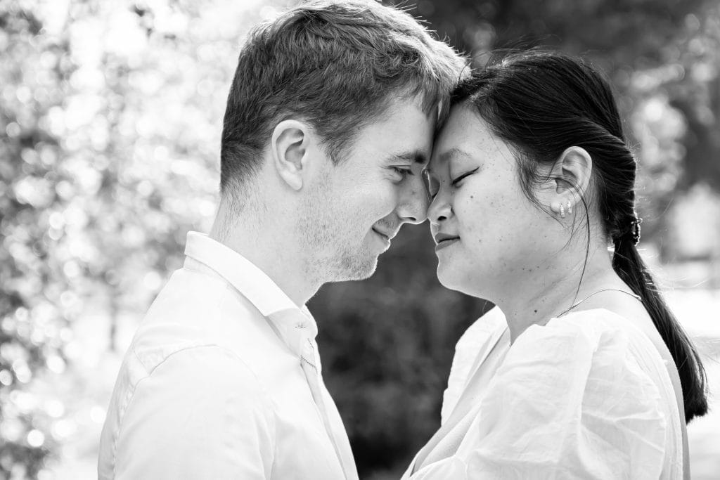 Front contre front, les fiancés partagent un moment de tendresse durant leur séance engagement à Bordeaux