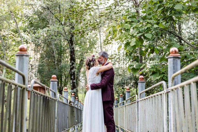 domaine-mariage-château-landes-photos-couple-mariés-bisou