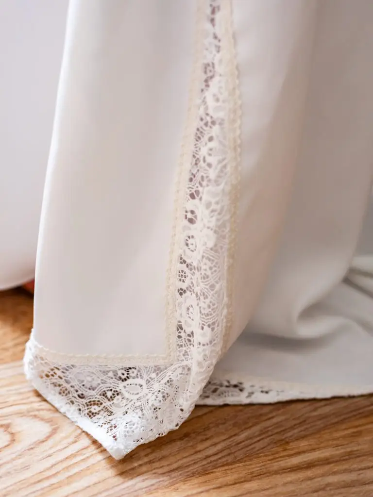 Détails de la dentelle sur la traîne de la  robe de la mariée.
