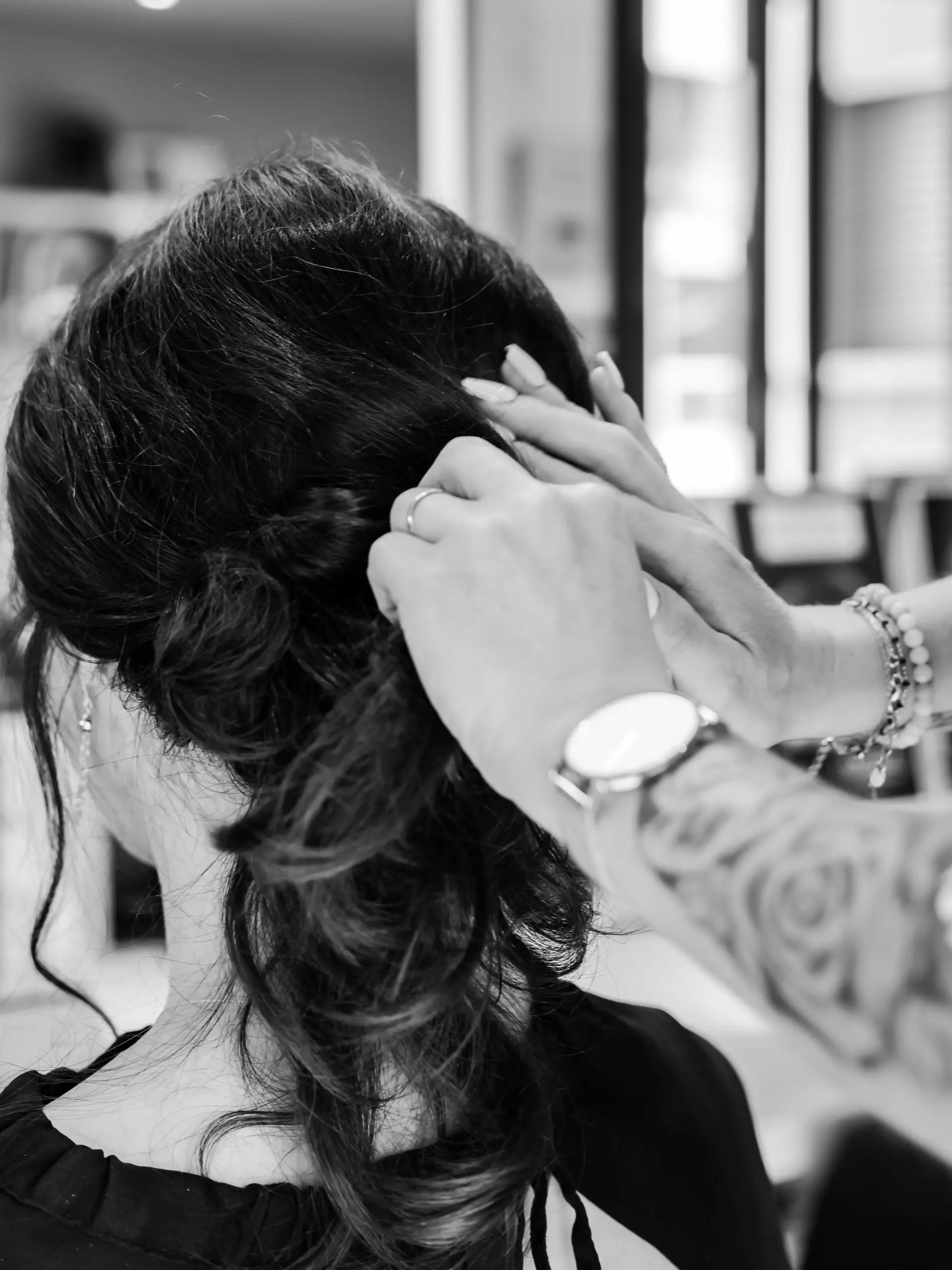 Détails de la coiffure en préparation de la mariée