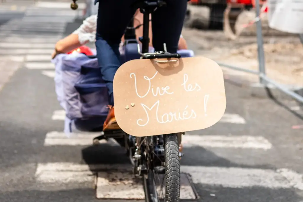 Détail de la pancarte "Vive les mariés" accrochée au vélo.