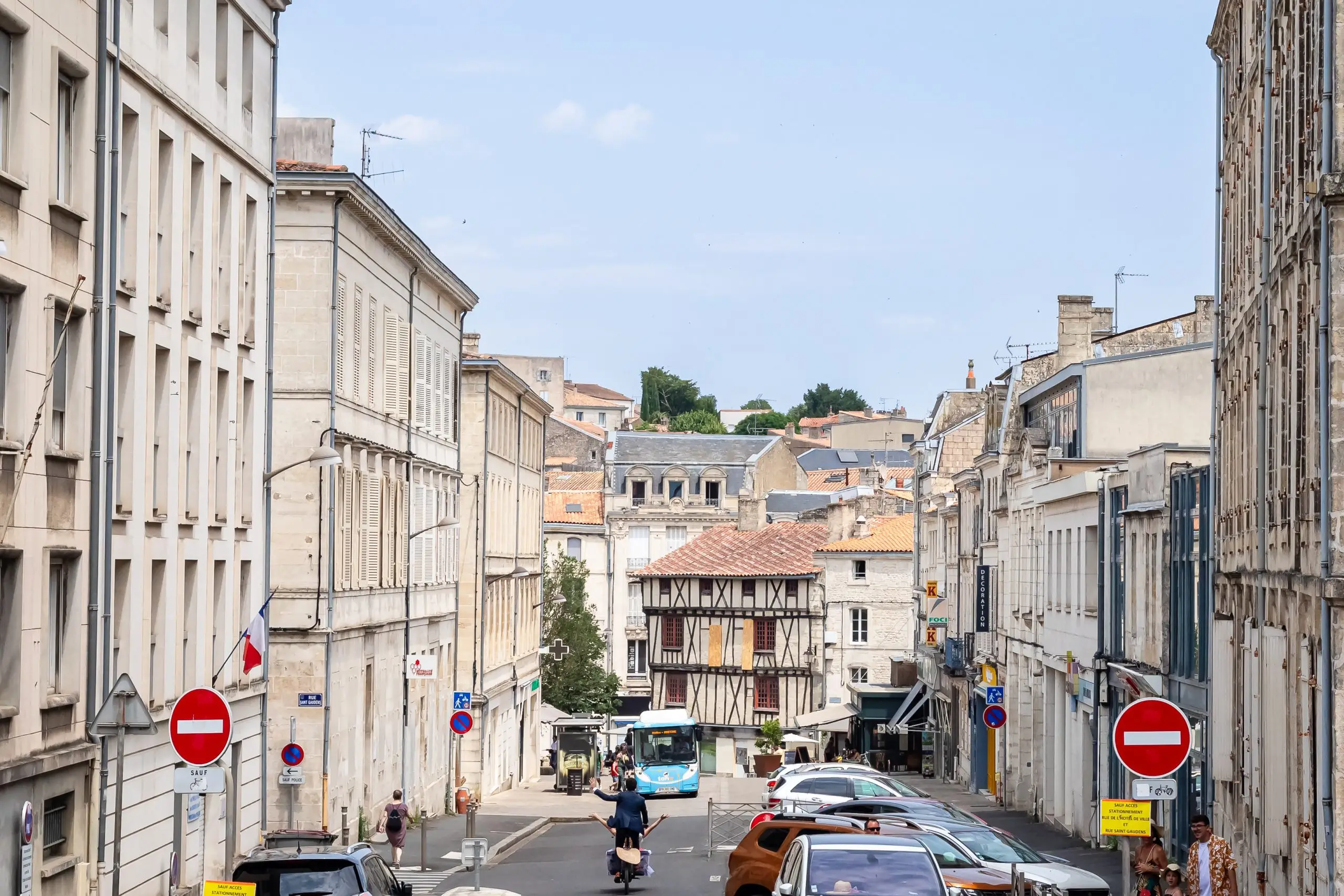 Après la cérémonie civile, les mariés retournent chez eux à vélo dans les rues de Niort.