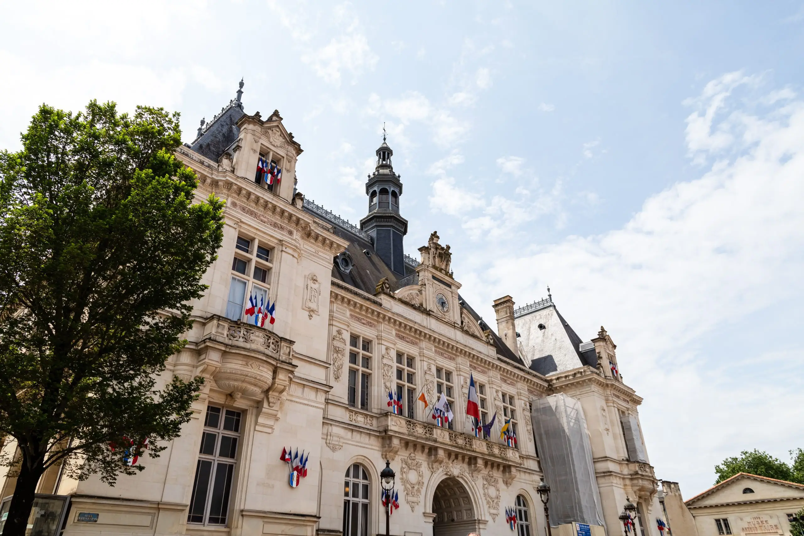 La mairie de Niort, lieu de la première cérémonie pour le mariage.