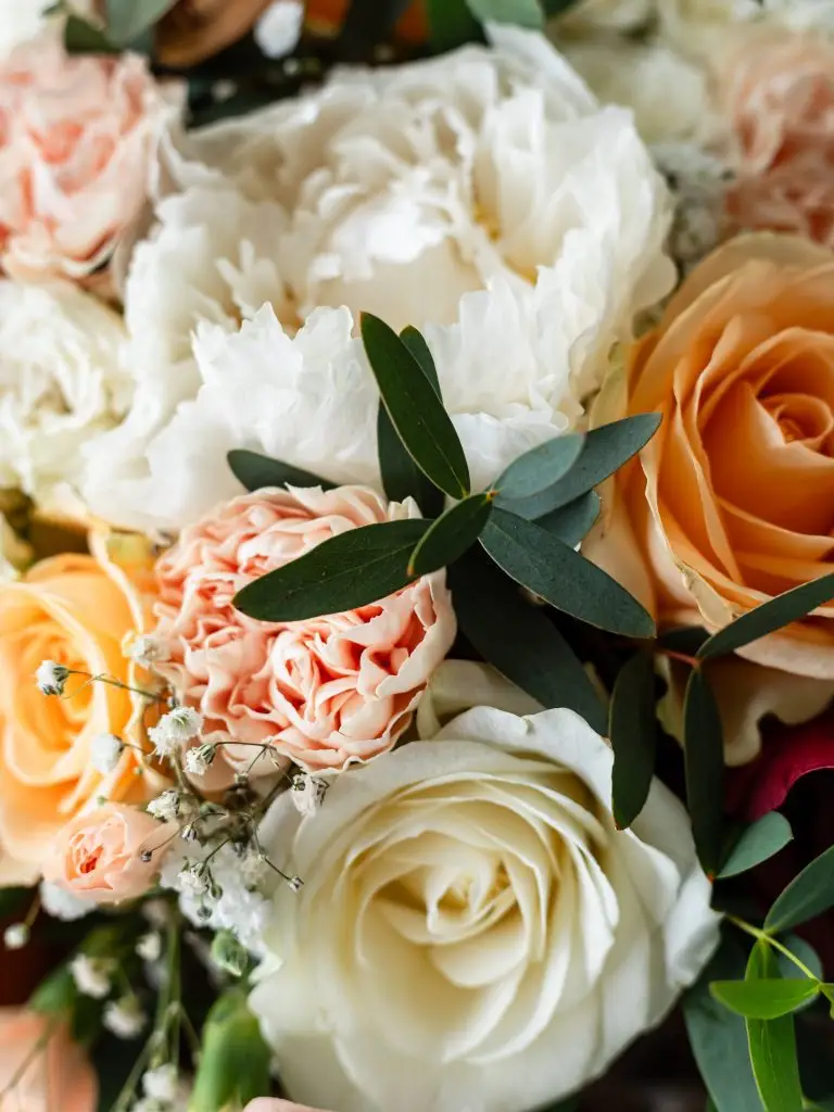 Détails des fleurs du bouquet de la mariée.