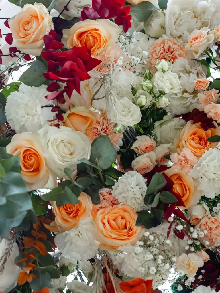 Détails des fleurs de l'arche de la cérémonie laïque.