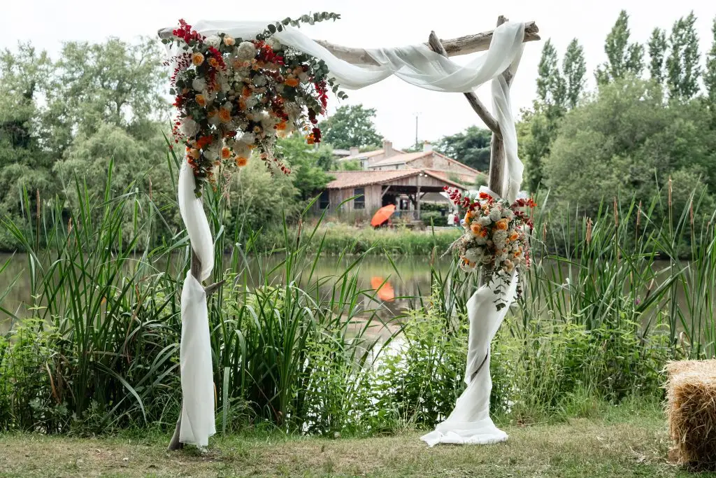 mariage-cérémonie-laïque-niort-détails-fleurs-arche