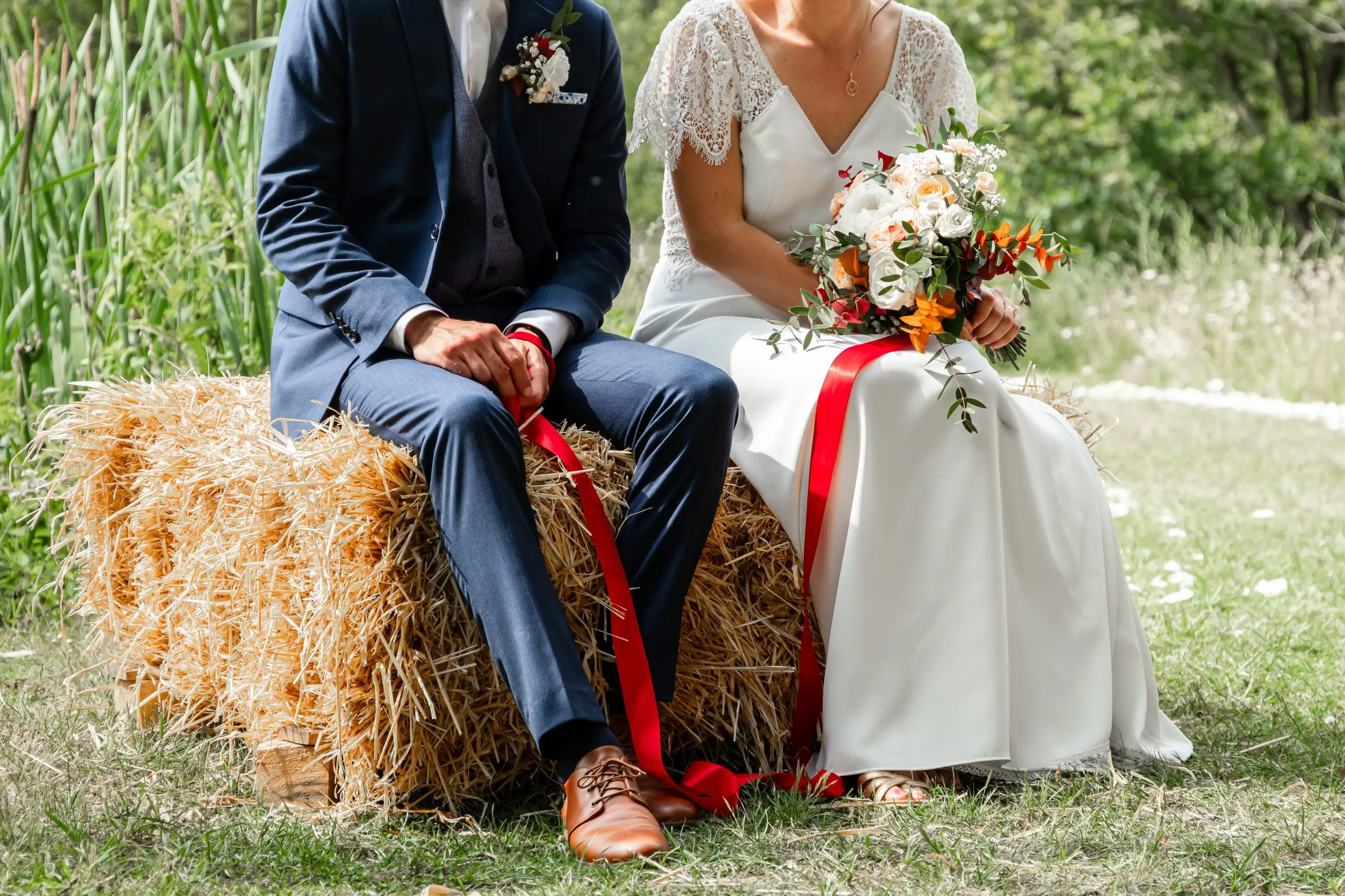 mariage-cérémonie-laïque-niort-détails-fleurs-couple-ruban