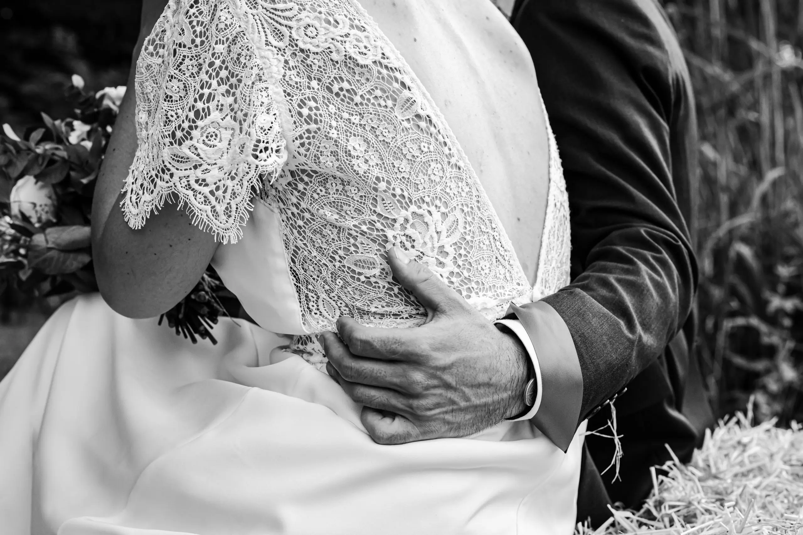 mariage-cérémonie-laïque-niort-détails-mains-noir-blanc