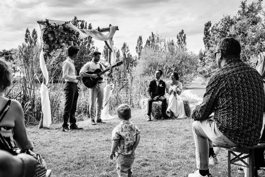 mariage-cérémonie-laïque-niort-chanson-témoins-émotions-noir-blanc