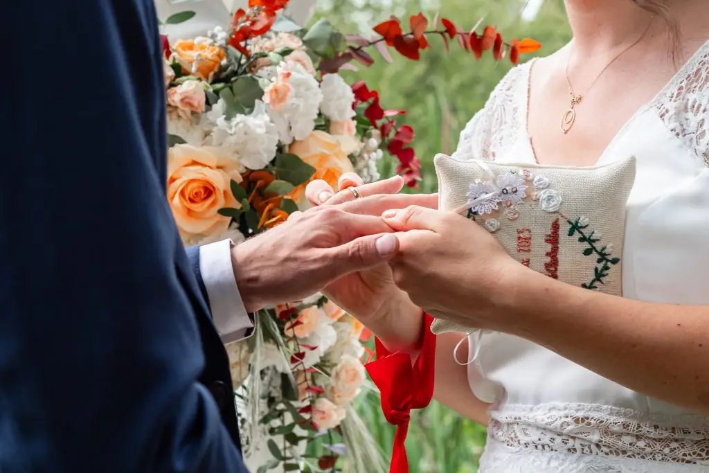 mariage-cérémonie-laïque-niort-échange-alliances-détails-mains