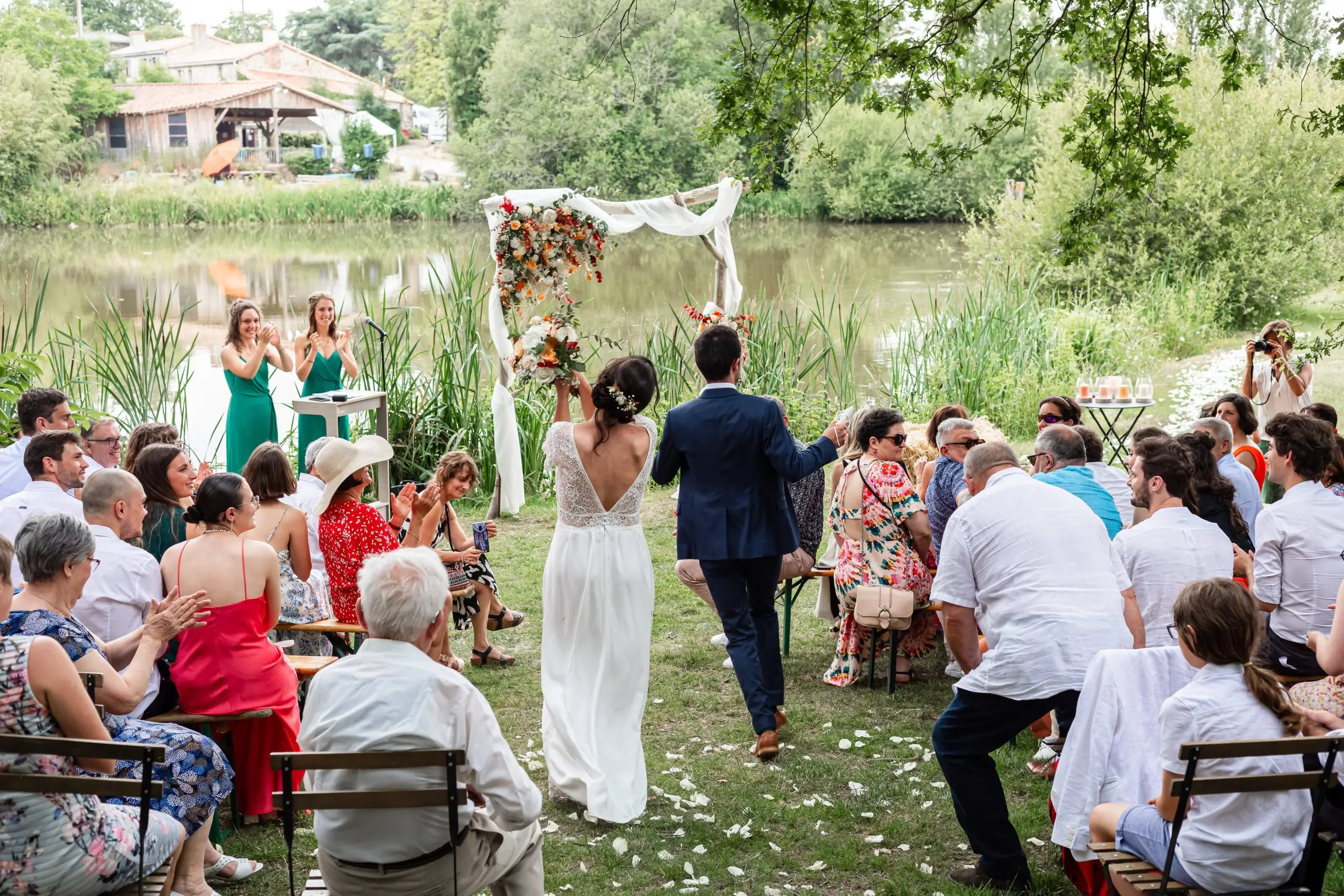 mariage-fin-cérémonie-laïque-joie-mariés-danse-niort-aquitaine