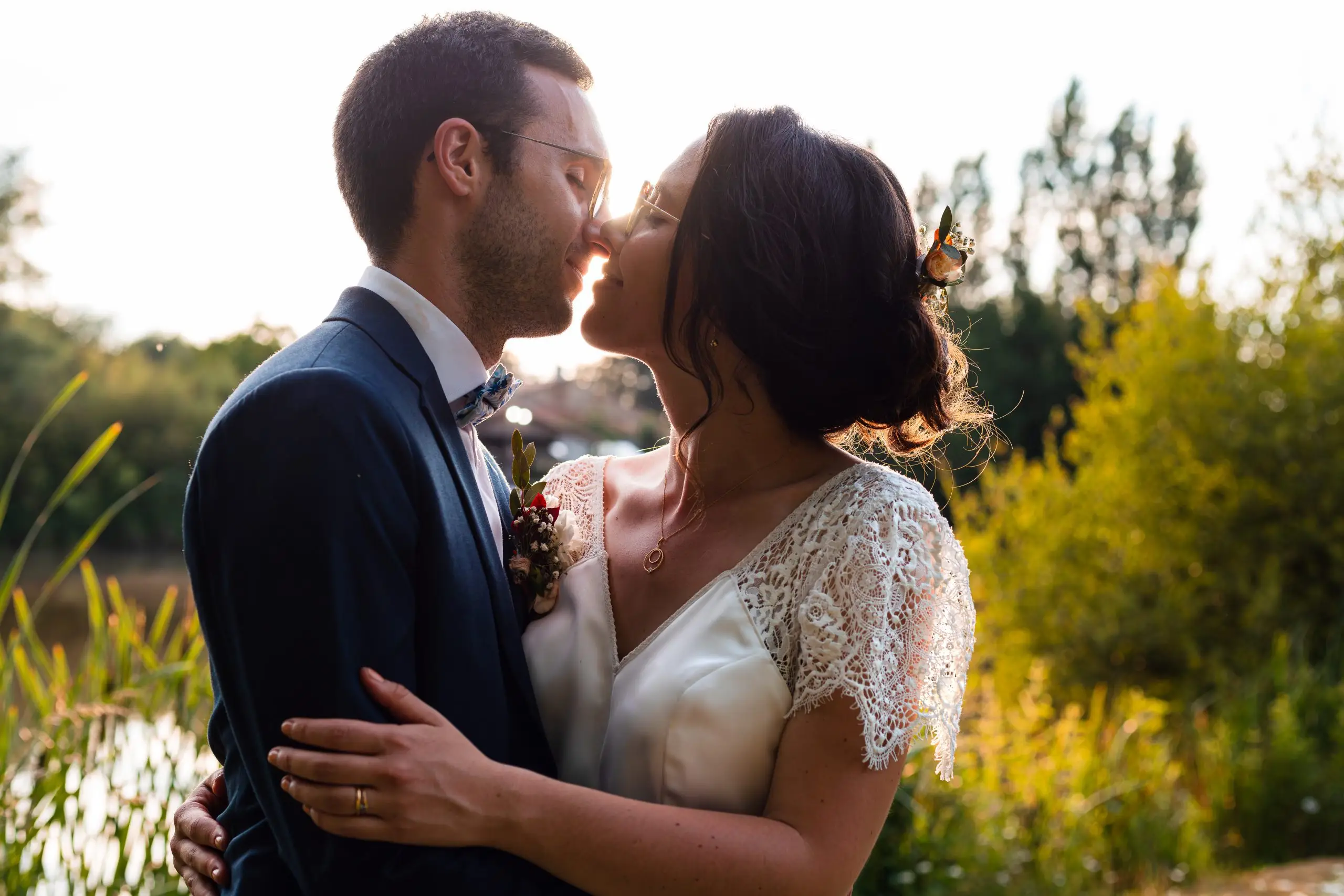mariage-niort-aquitaine-couple-mariés-coucher-de-soleil-lac