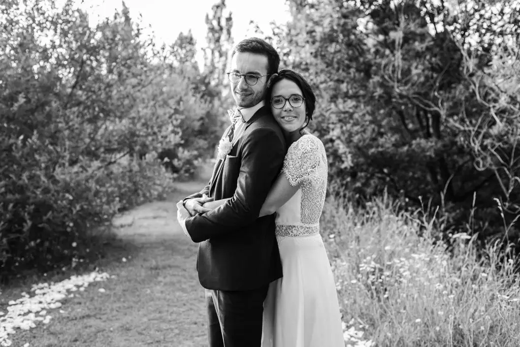 mariage-niort-aquitaine-couple-mariés-câlin-noir-blanc