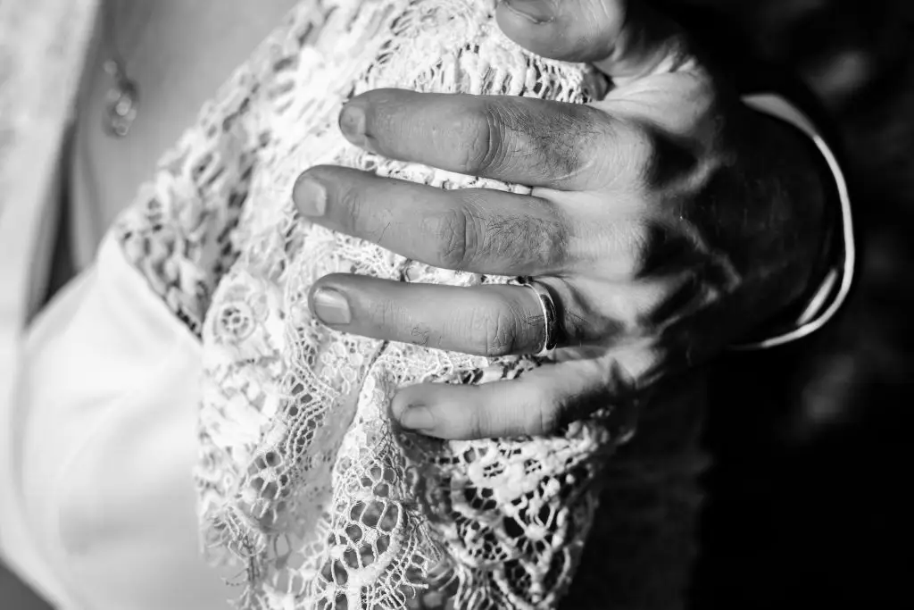 mariage-niort-aquitaine-couple-mariés-détails-mains-noir-blanc