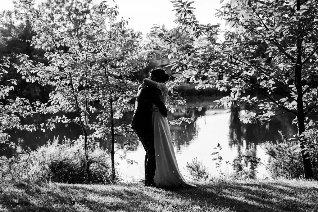 mariage-niort-aquitaine-couple-mariés-câlin-noir-blanc-paysage-lac