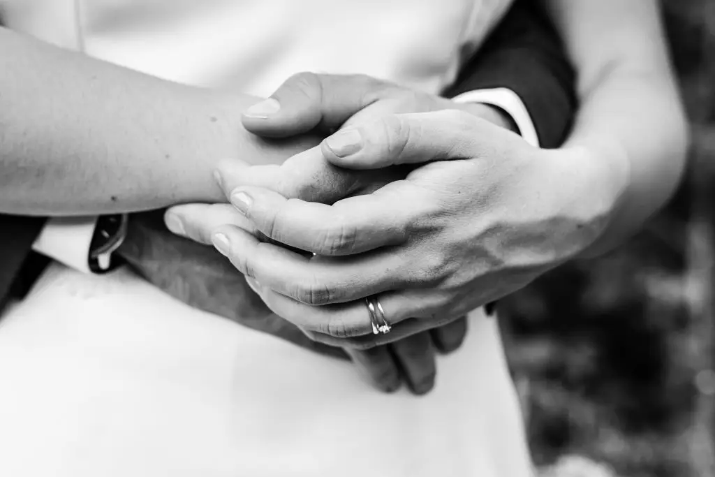 mariage-niort-aquitaine-couple-mariés-détails-mains-alliances-noir-blanc