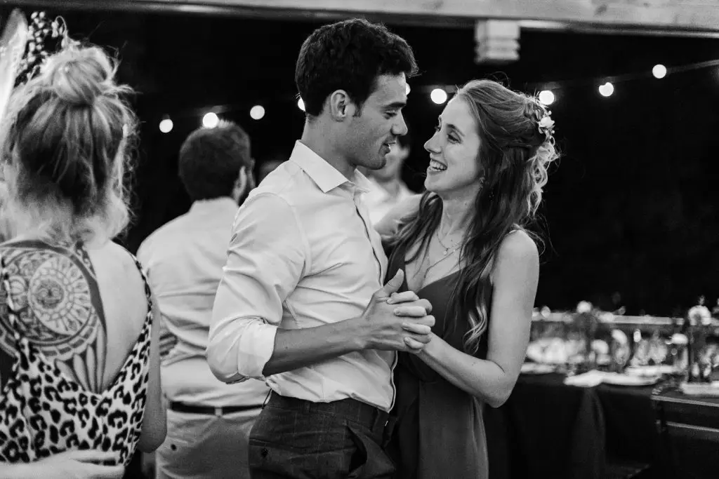 mariage-niort-aquitaine-soirée-danse-invités-noir-blanc