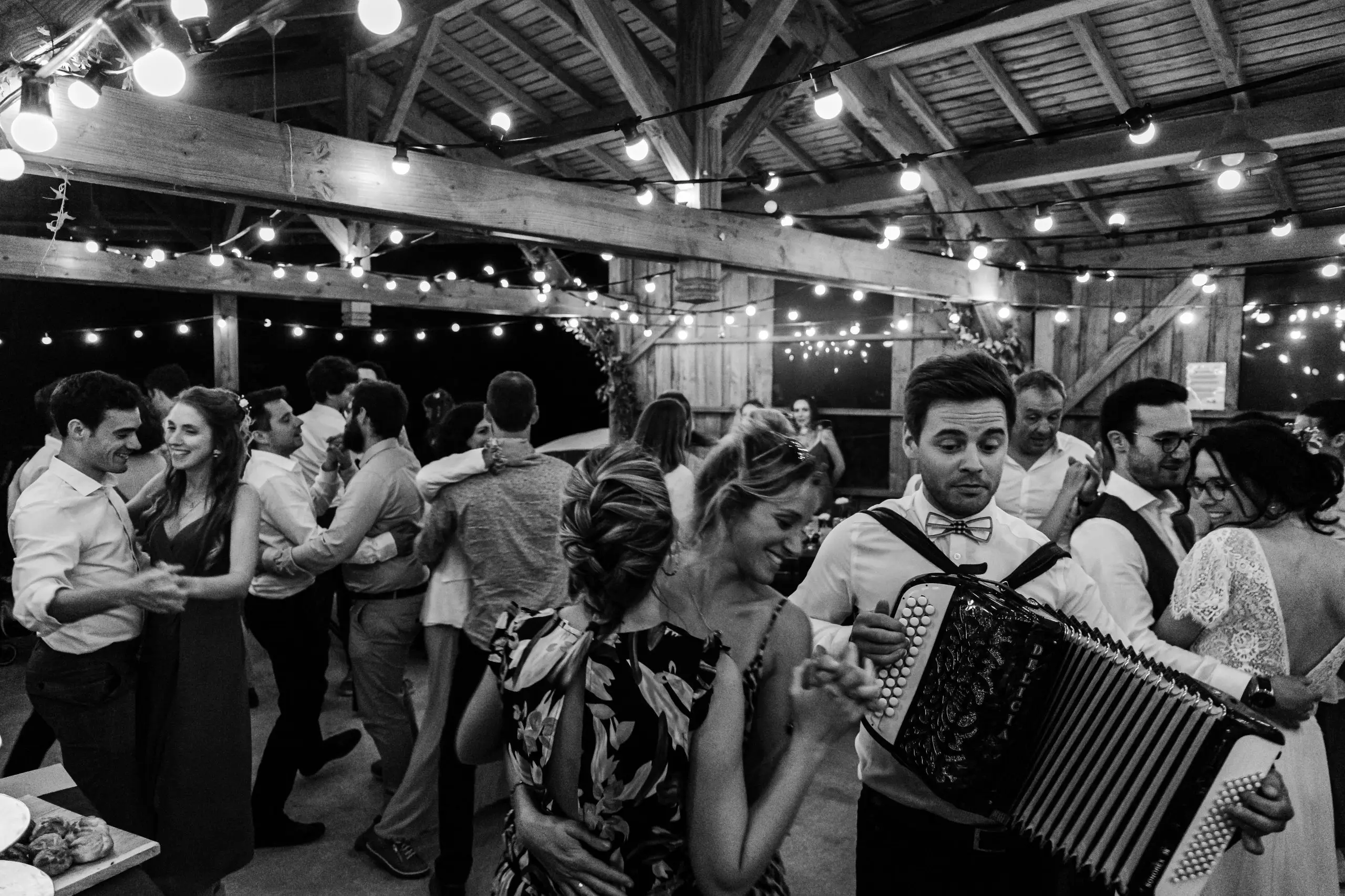 mariage-niort-aquitaine-soirée-danse-invités-noir-blanc