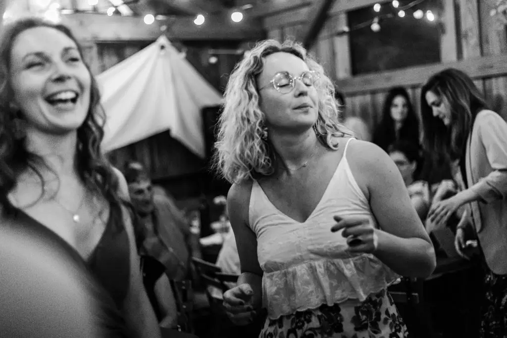 mariage-niort-aquitaine-soirée-danse-invités-noir-blanc