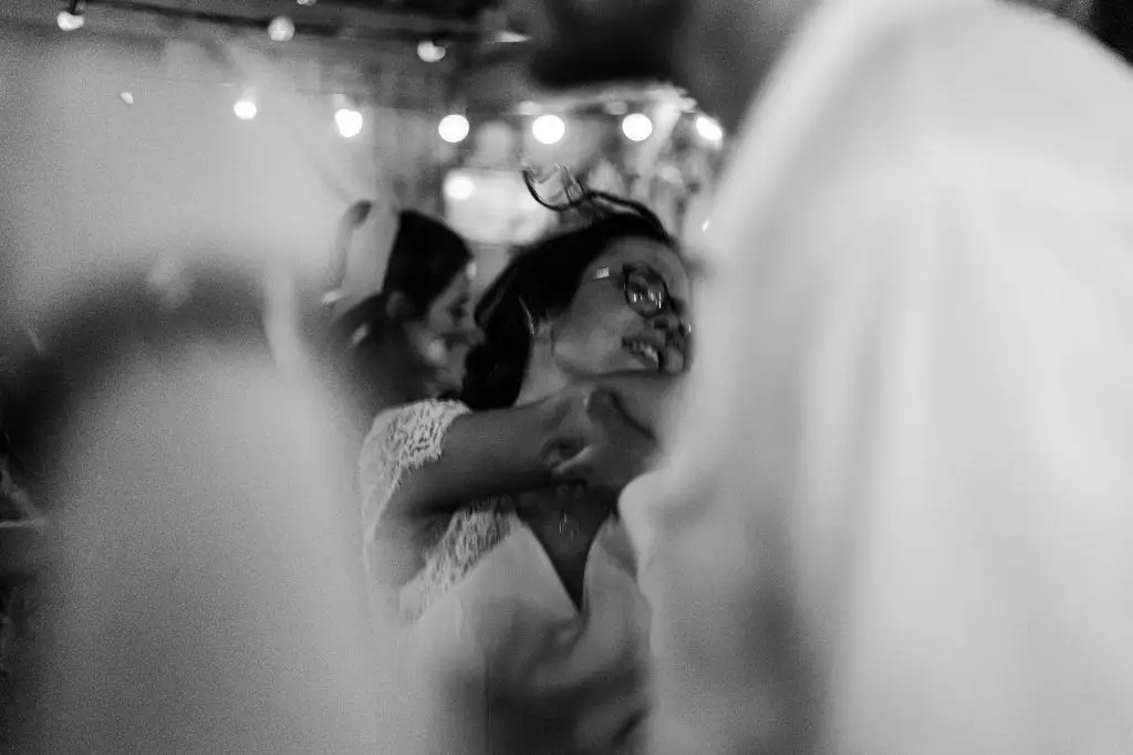 mariage-niort-aquitaine-soirée-danse-invités-noir-blanc