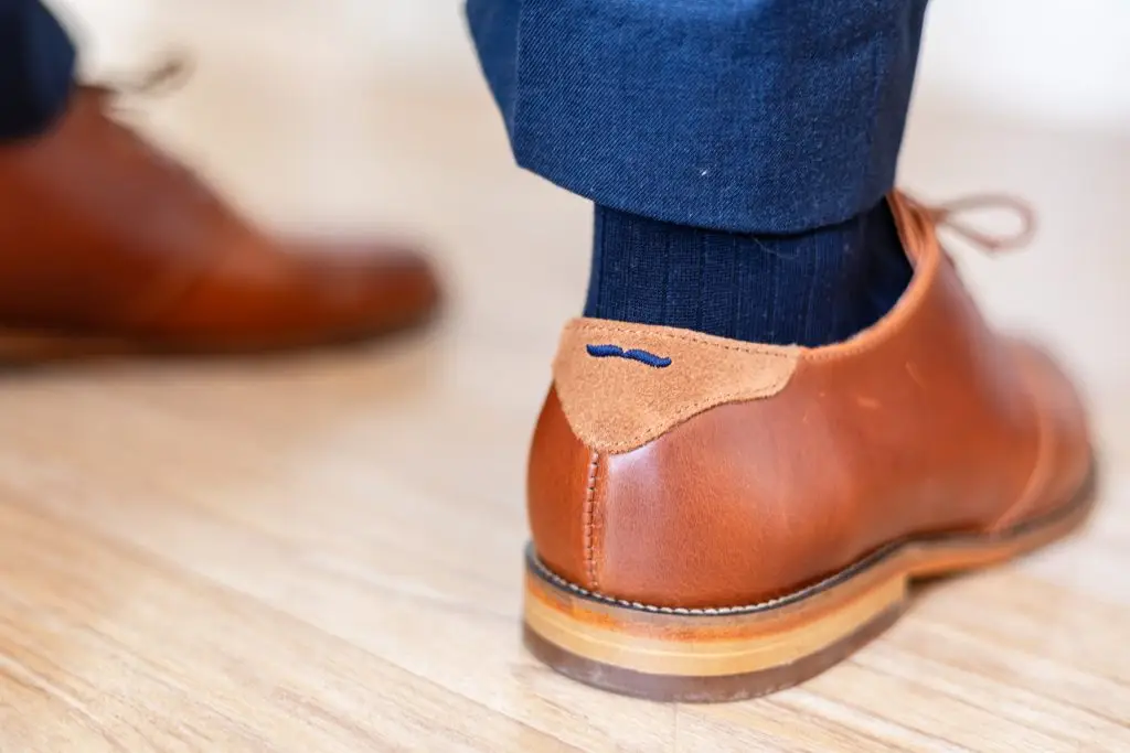 Focus sur le dessin de moustache sur la chaussure du marié.