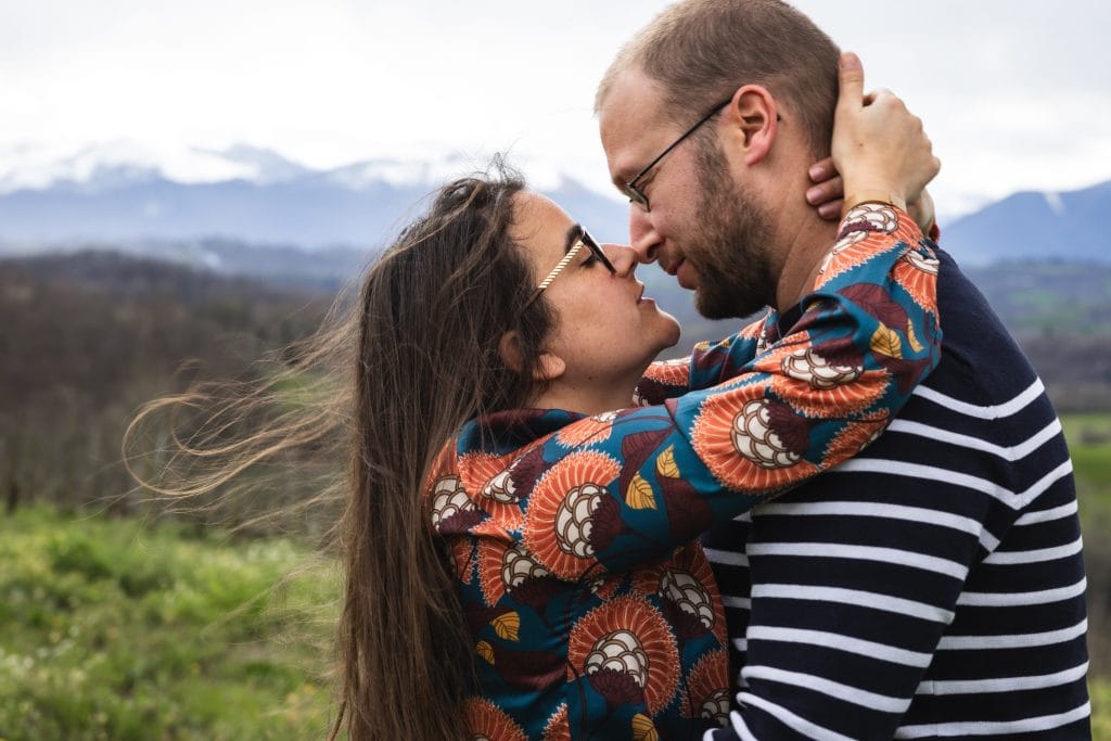 Séance couple dans les Pyrénées Atlantiques durant laquelle les amoureux s'enlacent tendrement
