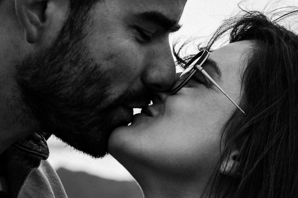 Les fiancés s'embrassent en souriant durant leur séance engagement dans les Pyrénées Atlantiques