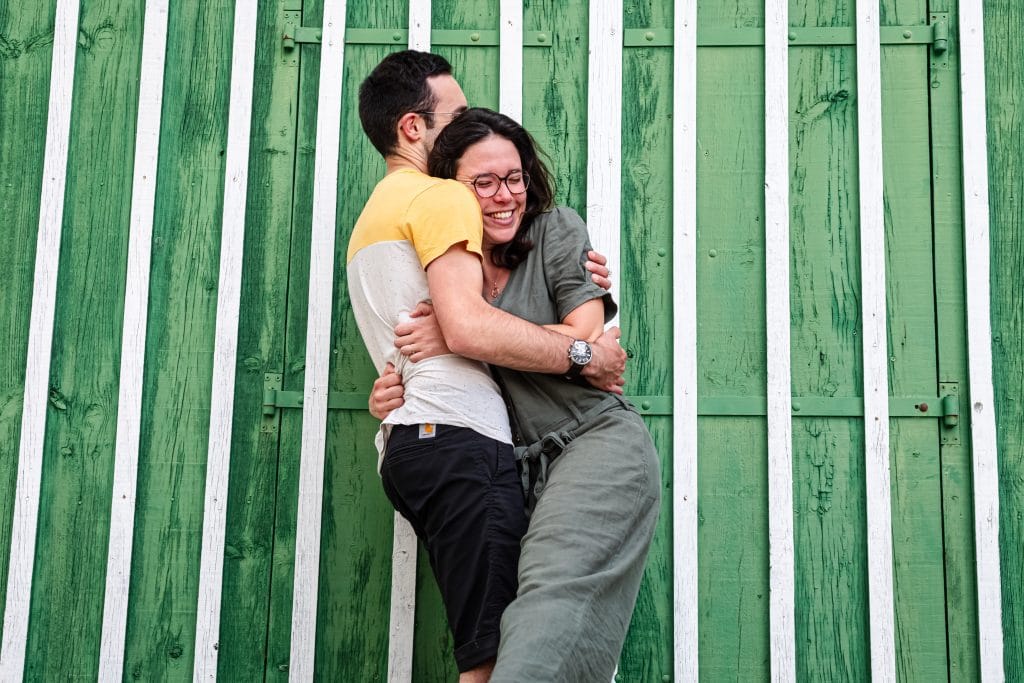 Durant leur séance engagement au port de Biganos sur le Bassin d'Arcachon, les fiancés se serrent dans les bras en riant