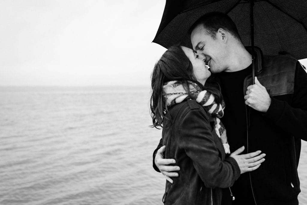 Séance maternité sous un ciel pluvieux à Audenge en Gironde
