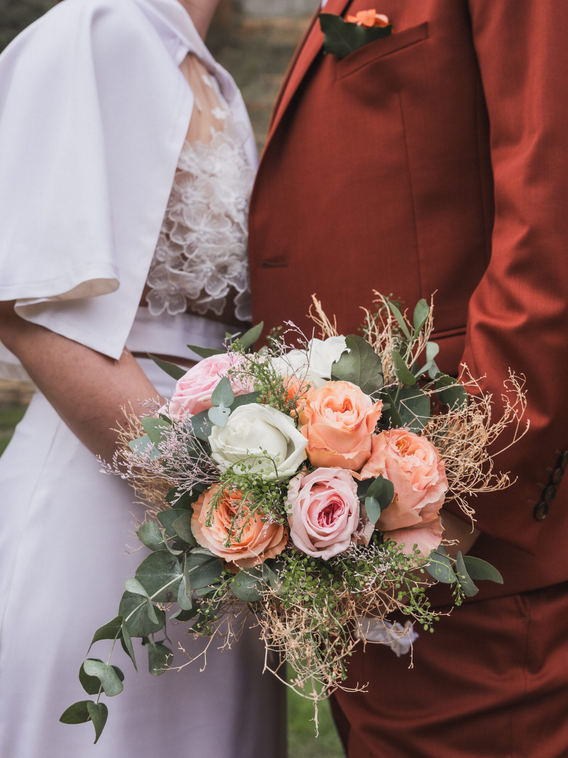 Détail du bouquet de la mariée pendant la séance couple le jour du mariage, au Poudrier à Limoges