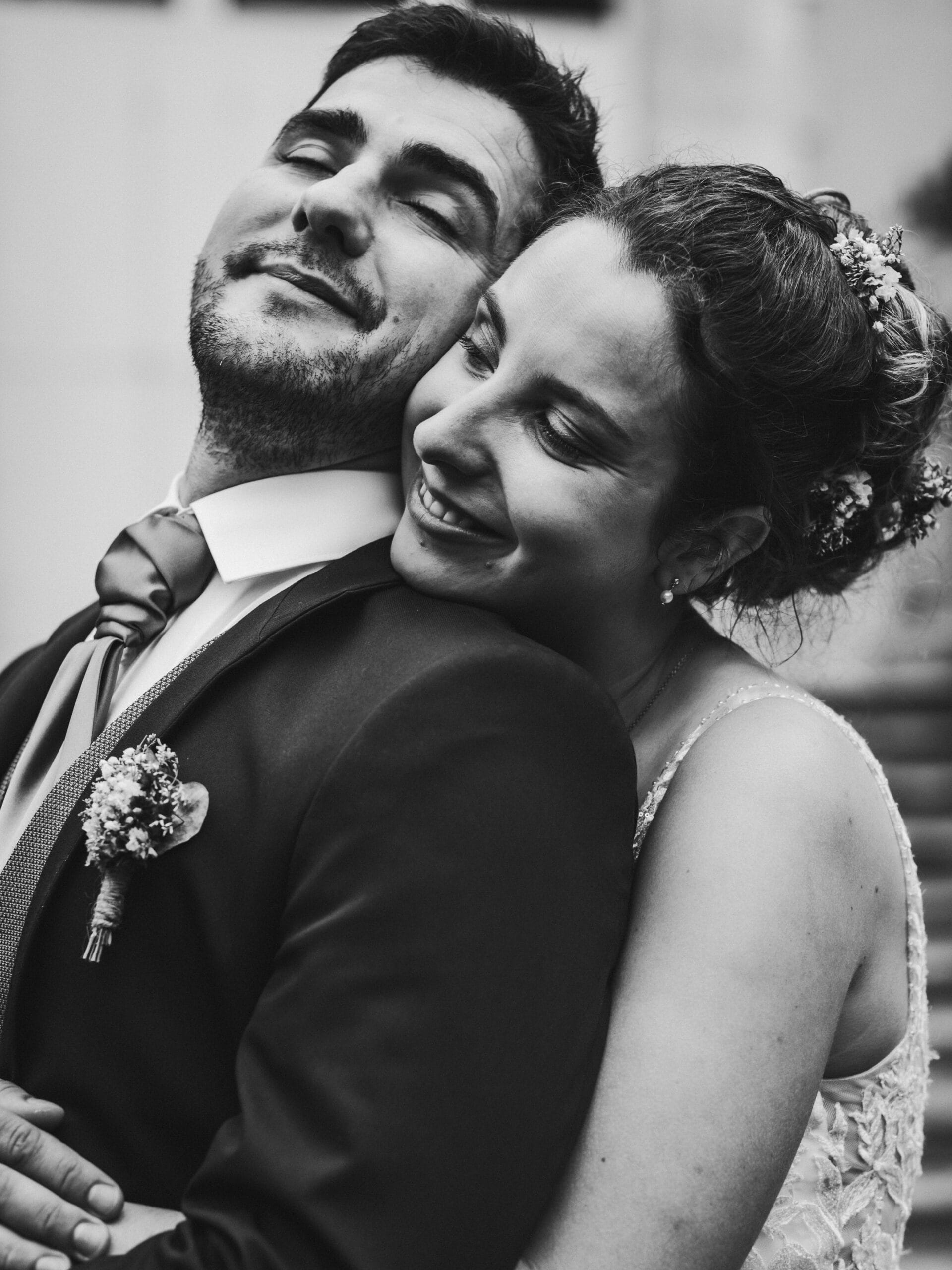 Les mariés s'enlacent tendrement pendant la séance couple, immortalisés par une photographe mariage Landes