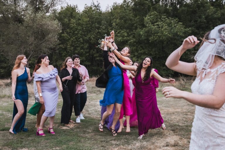 Lancer de bouquet en folie sur un mariage en Périgord, par une photographe mariage sudouest