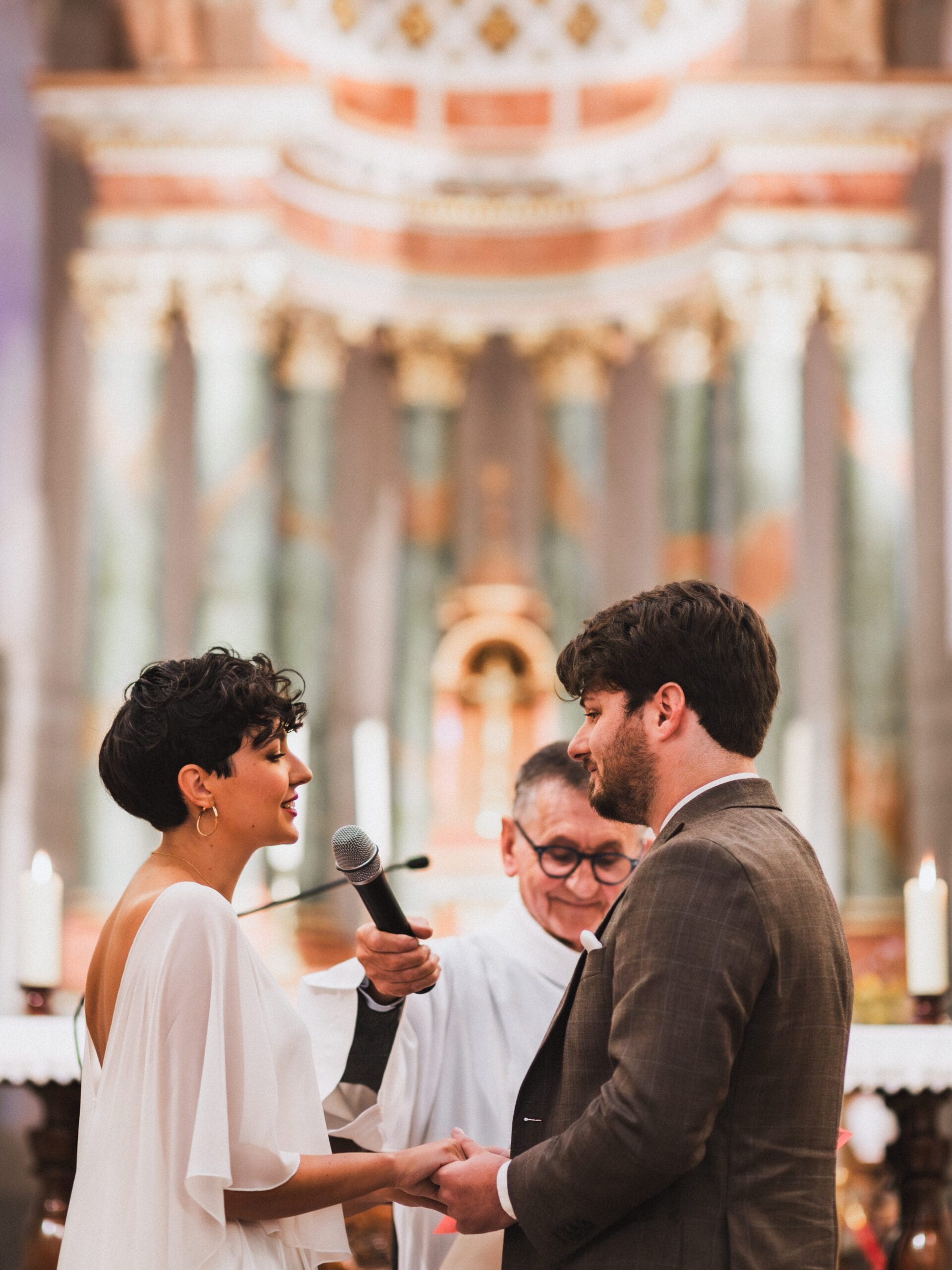 Les mariés prennent la parole à l'église de Saint-Sever dans les Landes pour échanger leur consentement