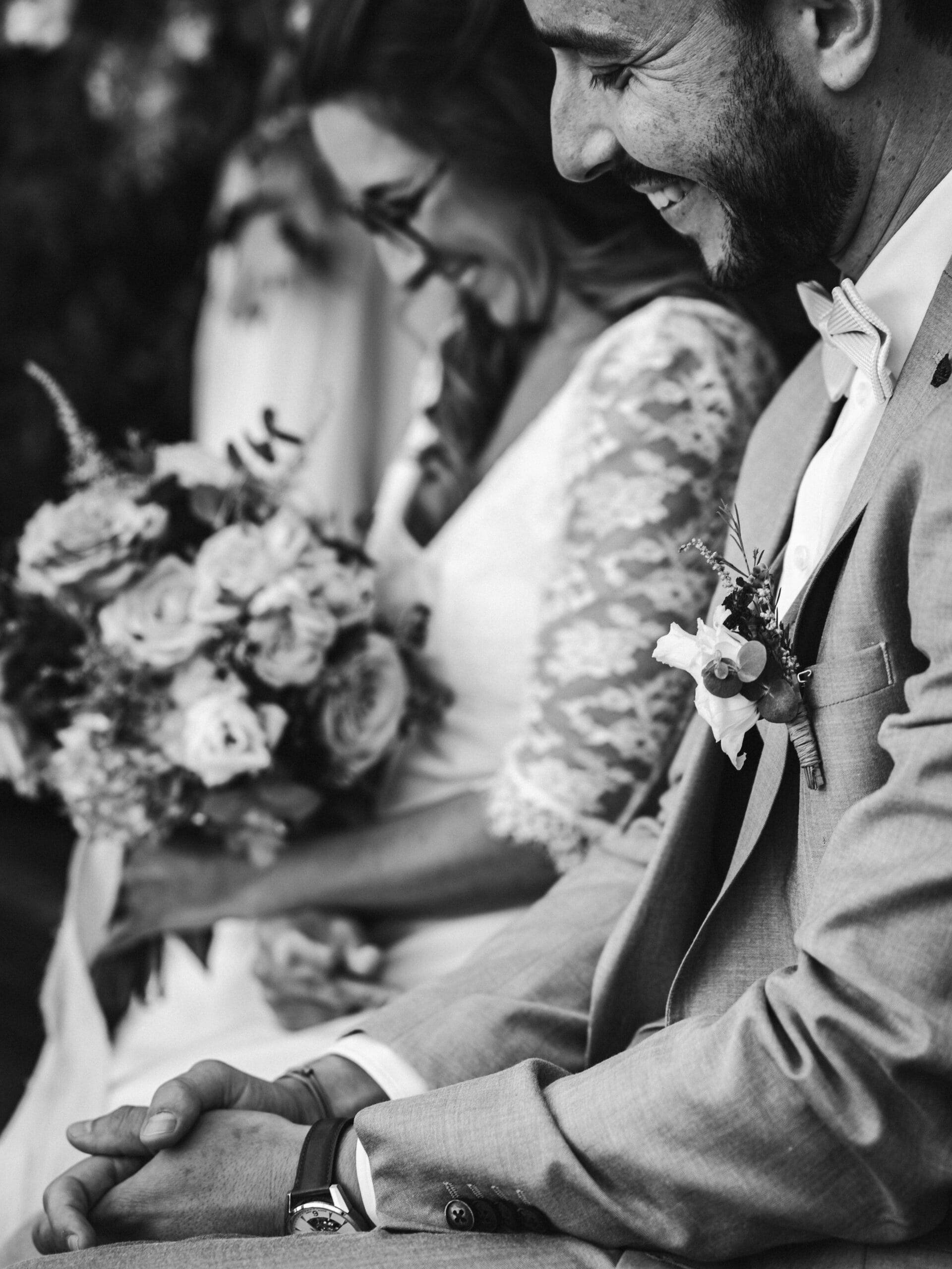 Les mariés rient en écoutant un discours pendant leur cérémonie laïque, à Anglet au Pays Basque, par une photographe mariage Landes