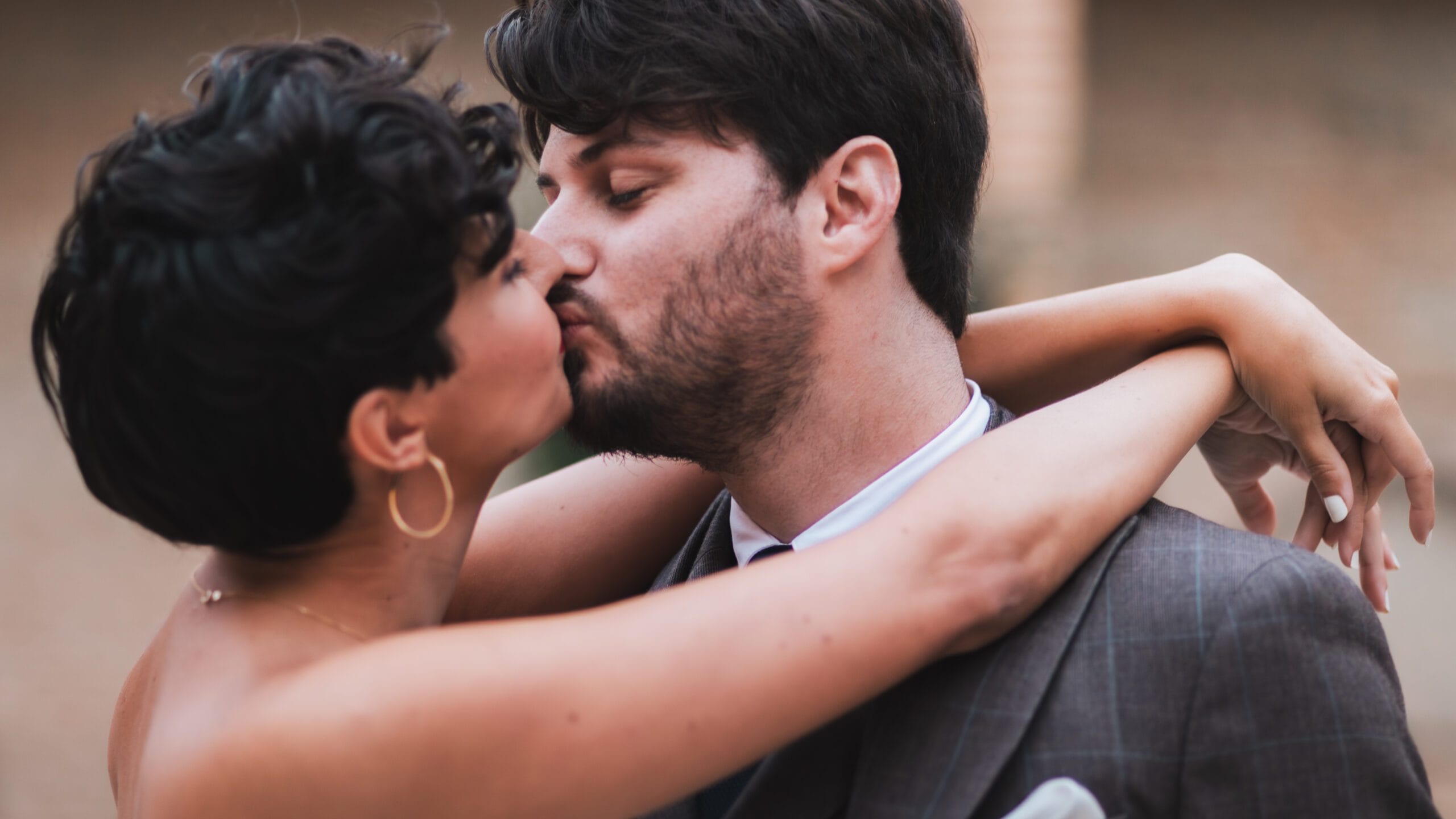 Les mariés s'embrassent sur le lieu de leur mariage en attendant de faire leur entrée en salle, dans les Landes