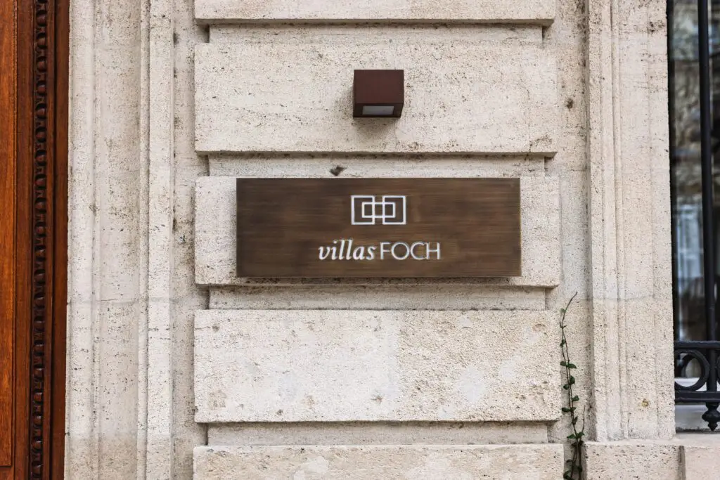Plaque annonçant le nom de l'Hôtel 5 étoiles de Bordeaux où aura lieu le shooting