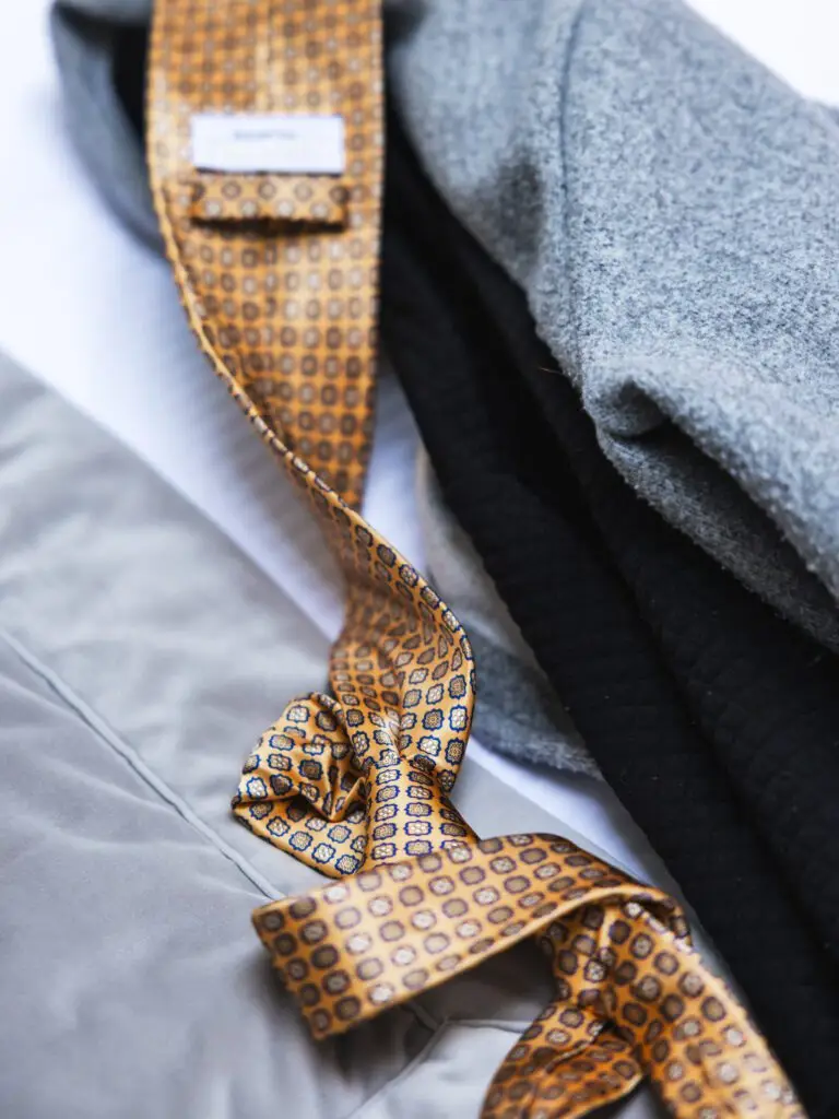 Détails de la cravate destinée à être noué sur le costume de notre modèle masculin