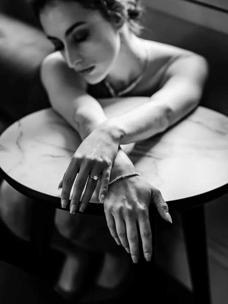 Dana prend la pose pour mettre en valeur les bagues Celinni Diamant qu'elle porte aux doigts
