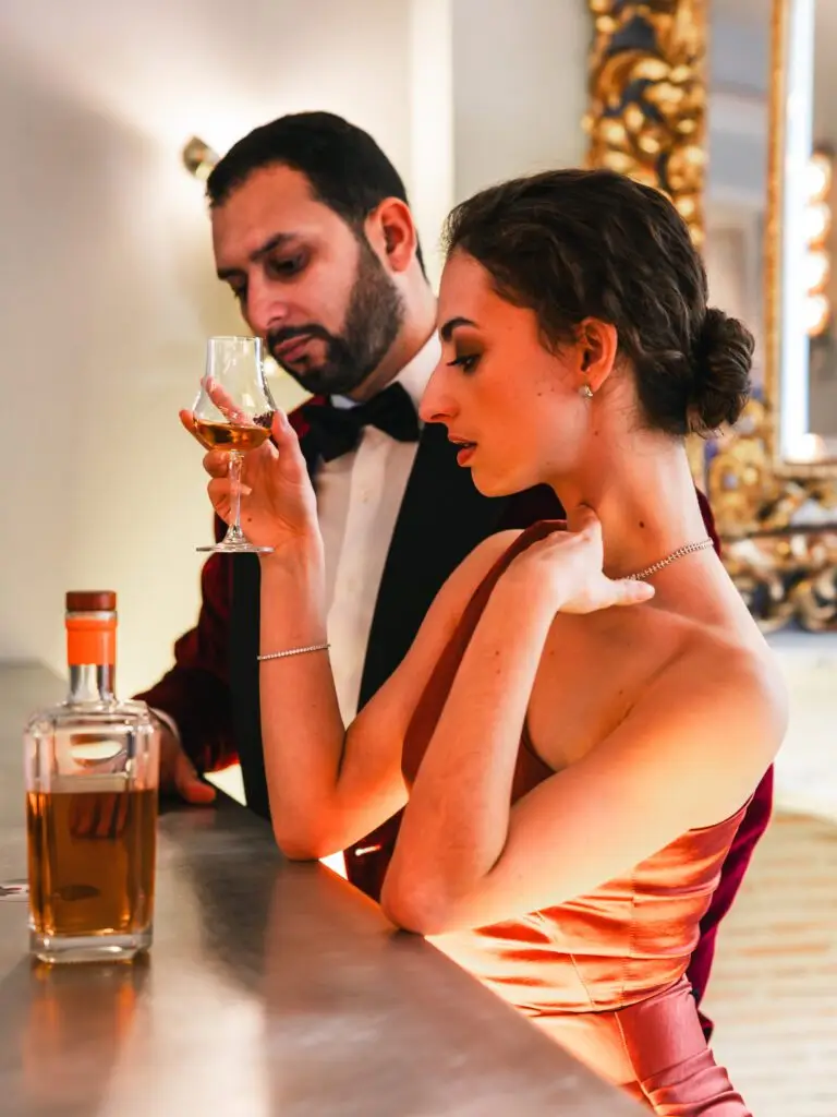 Les modèles dégustent un verre au bar lounge du lieu de shooting