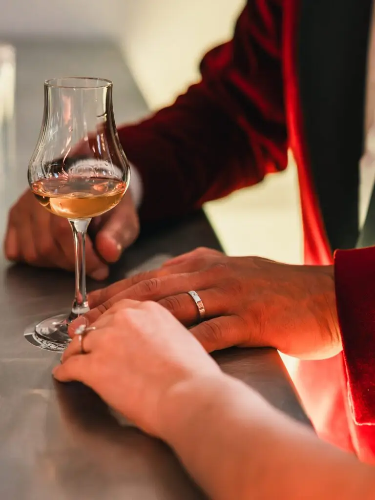 Gros plan sur les bagues des modèles au bar lounge des Villas Foch