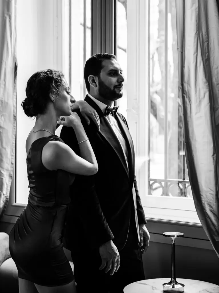 Shooting de rêve à Bordeaux aux Villas Foch : les modèles prennent la pose contre la fenêtre