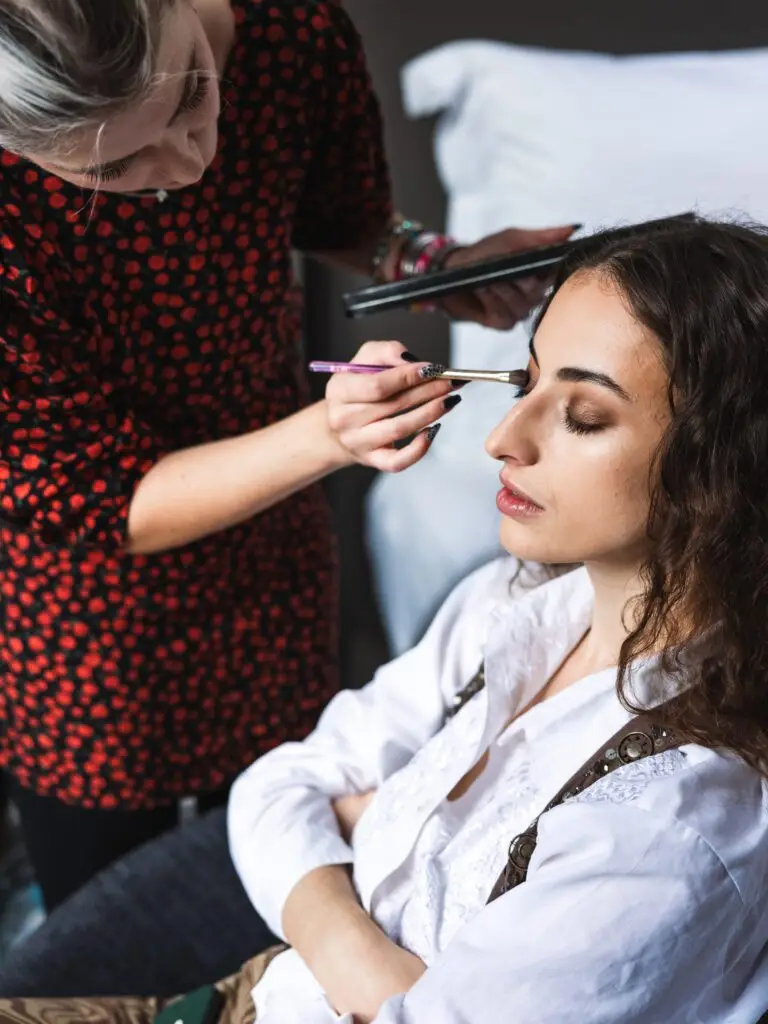 Gros plan sur le maquillage d'une de nos modèles lors du shooting à Bordeaux