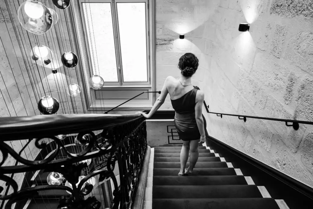 Dana descend l'escalier des Villas Foch
