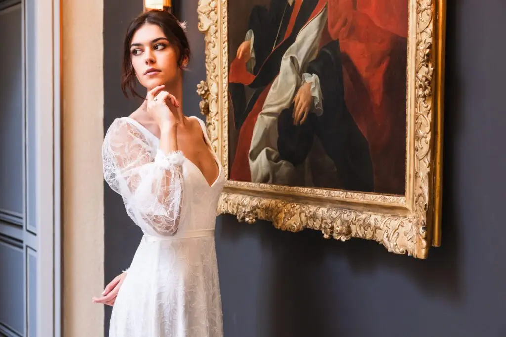 La modèle prend la pose devant un somptueux tableau sur le lieu de shooting à Bordeaux