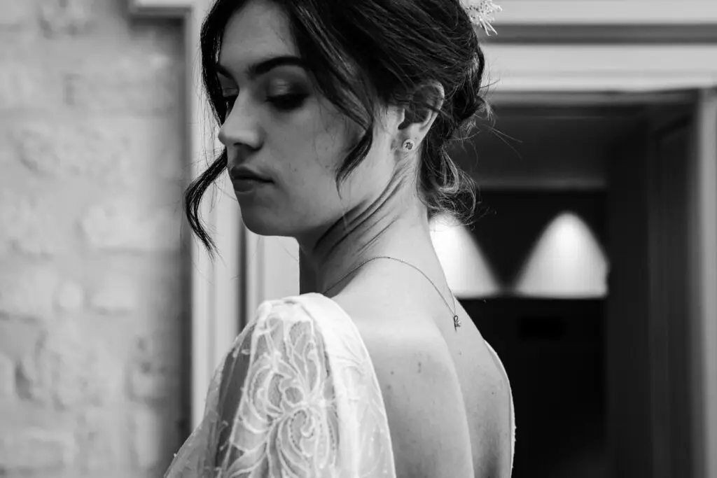 Portrait de Solène, modèle en robe de mariée lors du shooting à Bordeaux