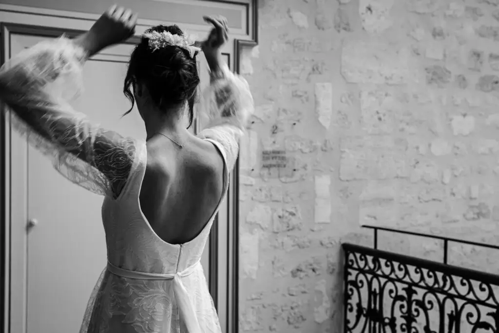 Mouvement flou de la modèle, de dos, pour mettre en valeur le dos nu de la robe de mariée