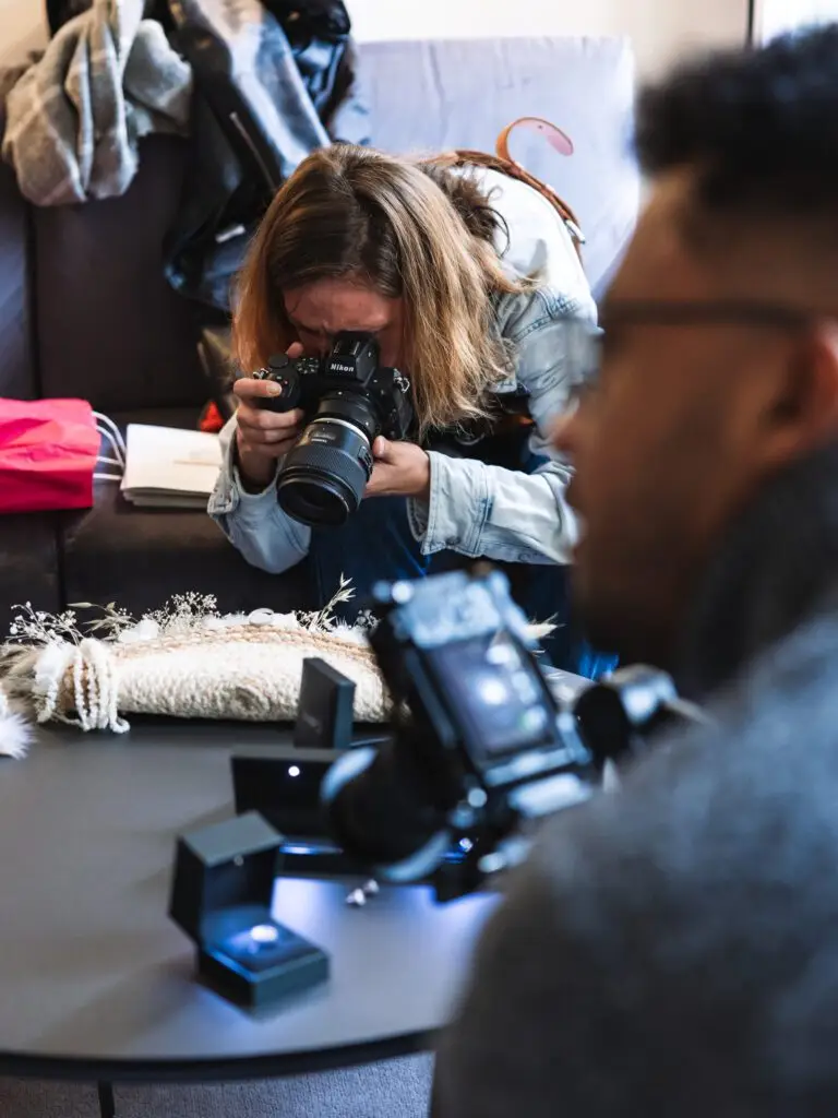 Equipe de photographes et vidéaste en train de photographier les bijoux du diamantaire